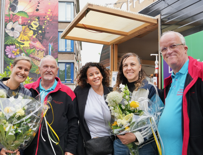 Groepsfoto muurschildering Christiaan de Wetstraat