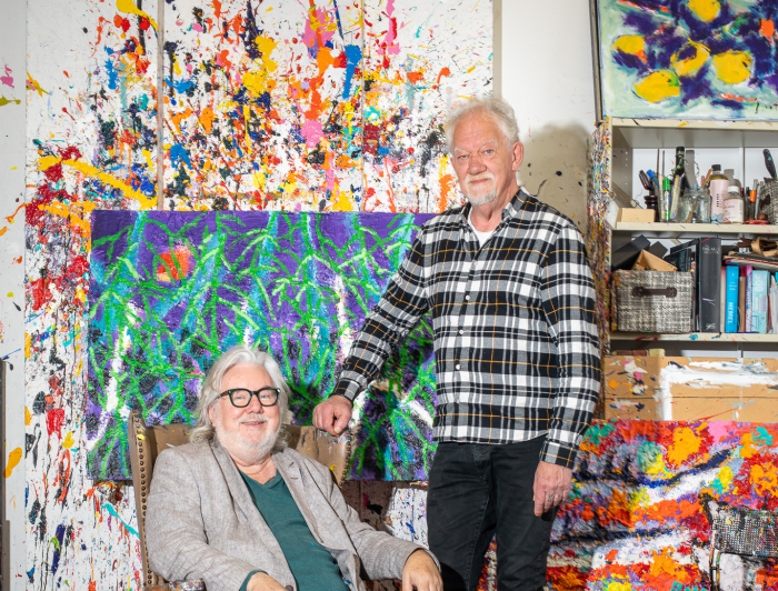 Twee mannen voor een kunstwerk