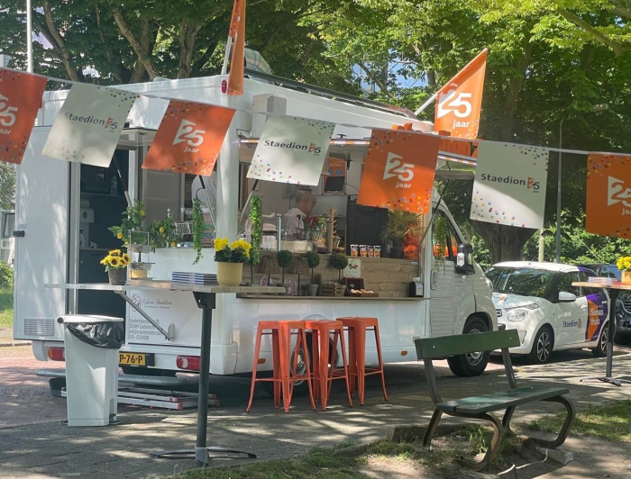 Bus met lekkernijen en feestelijke vlaggen