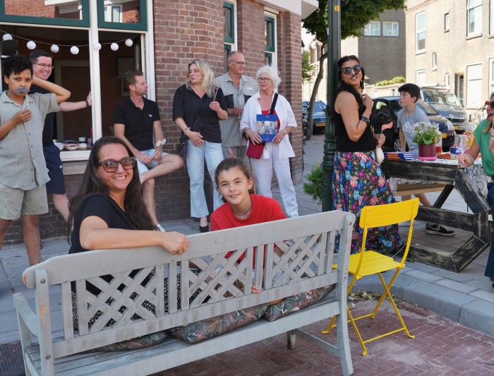 Straatfeest met een groep mensen en moeder en dochter op de voorgrond