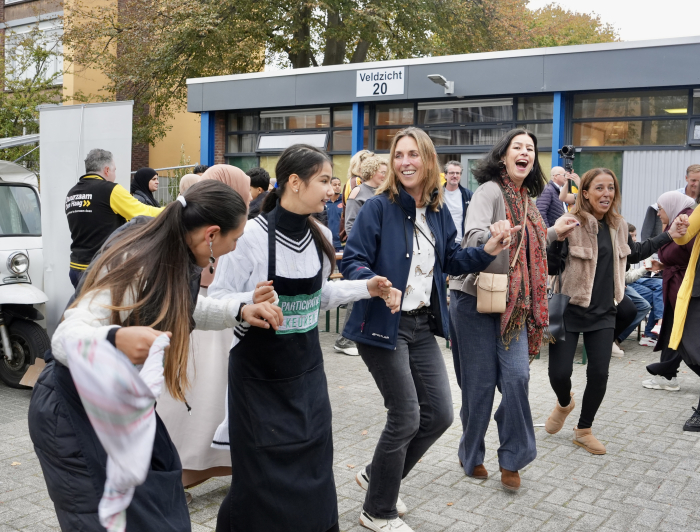 Een groep vrouwen danst op het DGZ feest