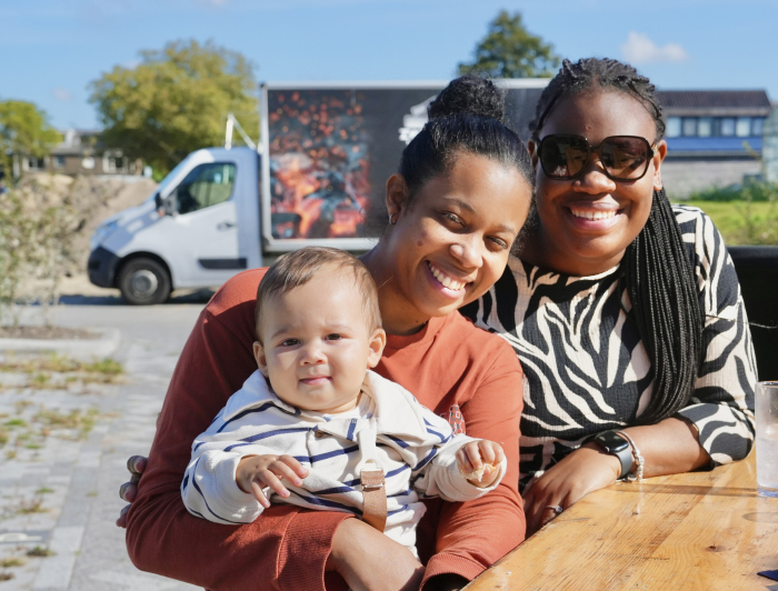 Twee dames met een baby