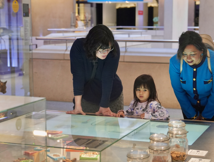 Bewoners bekijken een tentoonstelling in het Museon