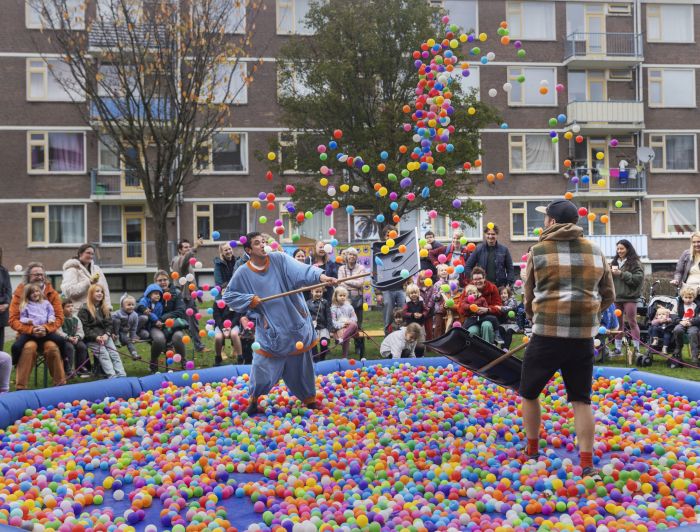 Twee volwassenen gooien ballen in een ballenbak tijdens festival de Betovering