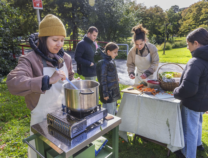 Samen met bewoners wildplukken en soepmaken in het Melis Stokepark