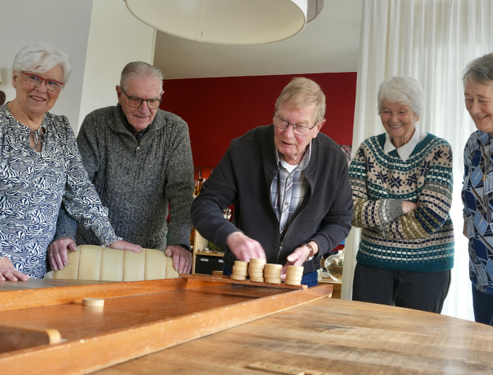 Vijf buren uit Ypenburg achter de sjoelbak