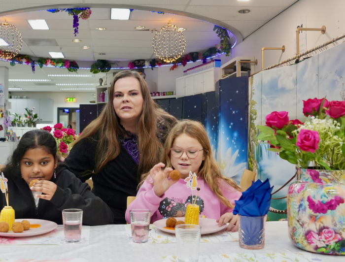Naomi oprichtster van Lichtpuntjes met twee kinderen in wijkpunt Lichtpuntjes