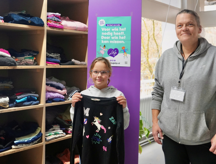 Denisha laat de eenhoorn trui zien die zij uit de Kast van Lotje heeft gehaald