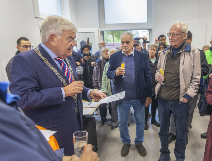 Opening buurthuis door burgemeester van Zanen