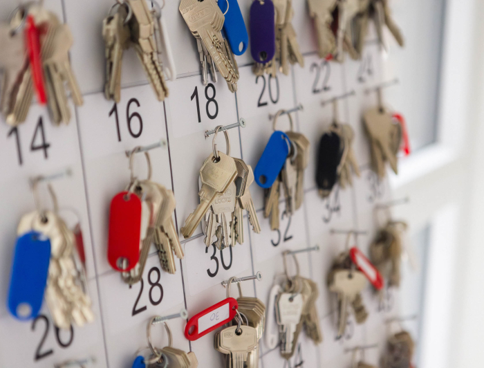 Sleutelbord met meerdere bosjes sleutels