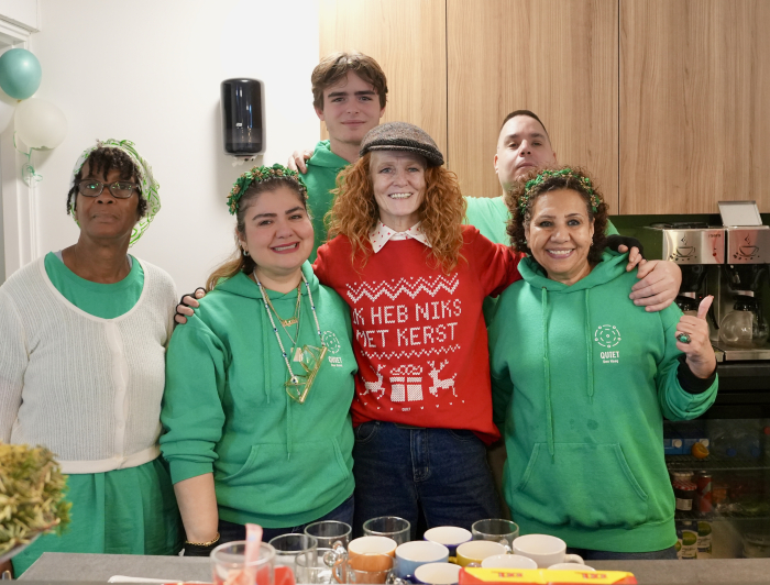 Vrijwilligers van Stichting Quiet poseren voor de foto