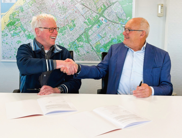 Ruud Klein en Jacques Thielen schudden elkaar de hand na het tekenen van de overeenkomst