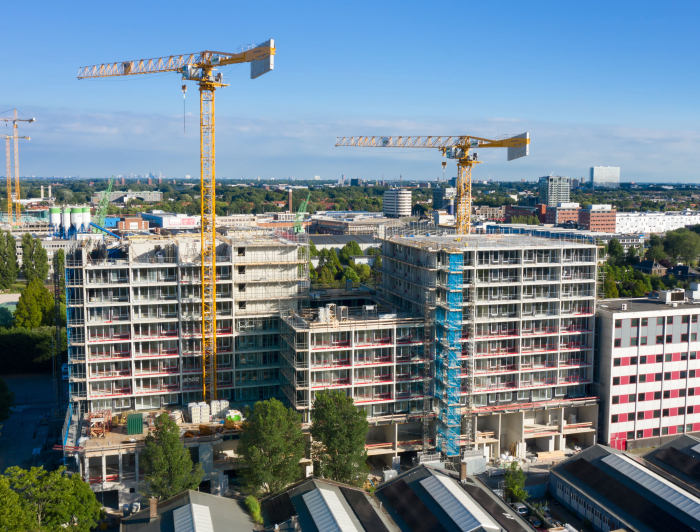 Hijskranen voor flatgebouwen in de Binckhorst in Den Haag