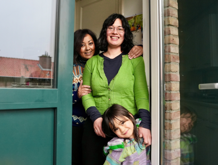 Buren Shanti en Denise met dochtertje in de deuropening