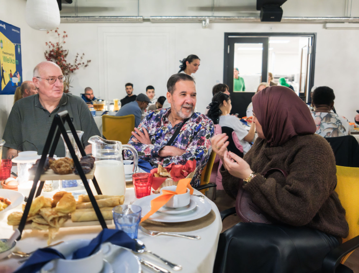 Bewoners genieten van een heerlijke feestmaaltijd op 9 maart