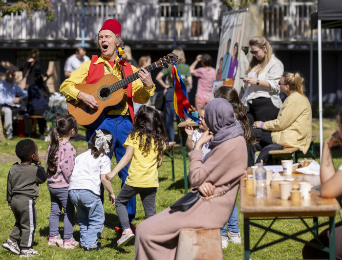 Artiest zingt samen met kinderen een liedje