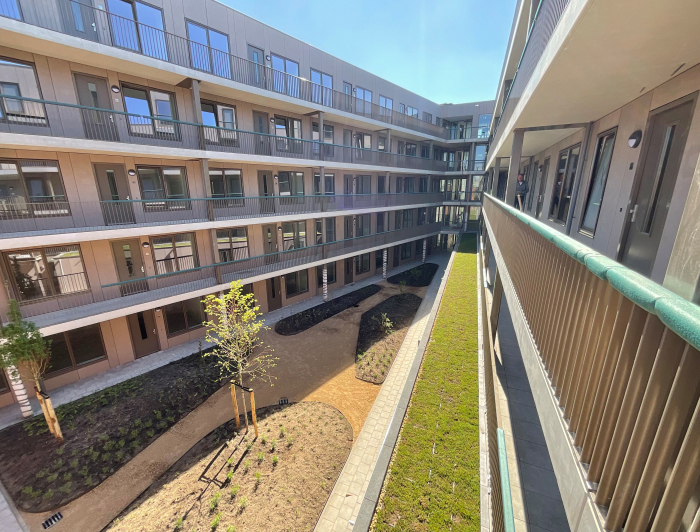 Het woongebouw Hart van Nootdorp met twee kanten met galerijen met woningen
