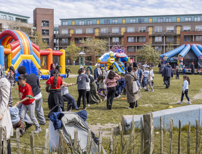 Overzichtsfoto van het feestje voor alle bewoners en omwonenden van complex De Lamel