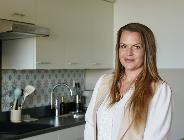 Christel in haar woning, in de keuken
