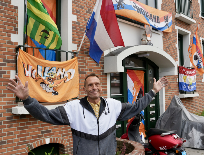 Mike voor zijn huis versiert voor het WK voetbal