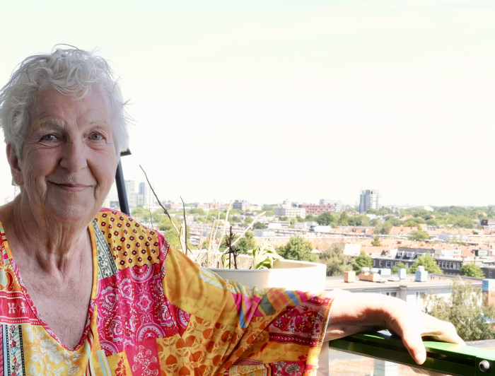 Mevrouw Emmy op haar balkon in de Lamel