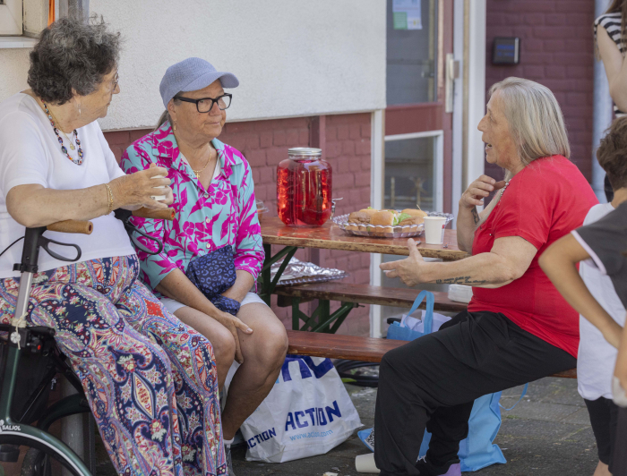 Drie dames aan het praten met wat lekkers