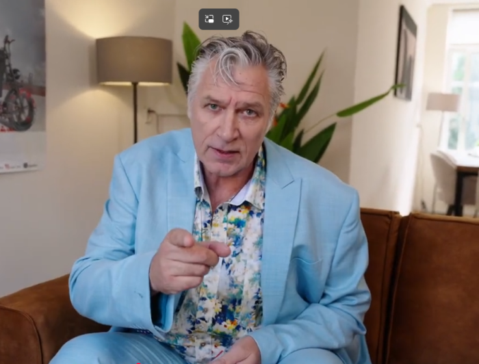 Sjaak Bral wijst naar de camera