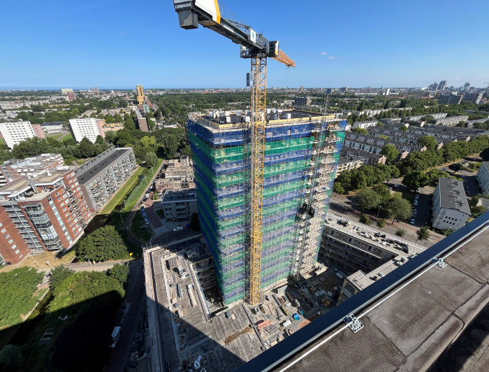 Hijskraan voor de woningen die in De Schaloen gebouwd worden